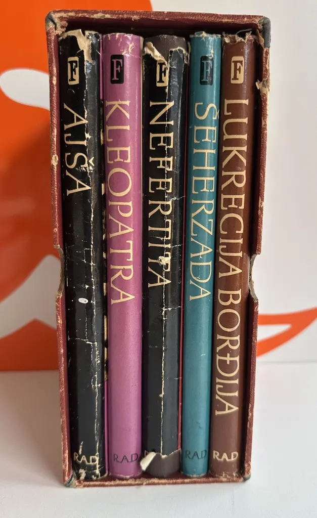 BIBLIOTEKA FEMINA 1-5 - LUKRECIJA BORĐIJA,ŠEHERZADA,NEFERTITA,KLEOPATRA,AJŠA.webp