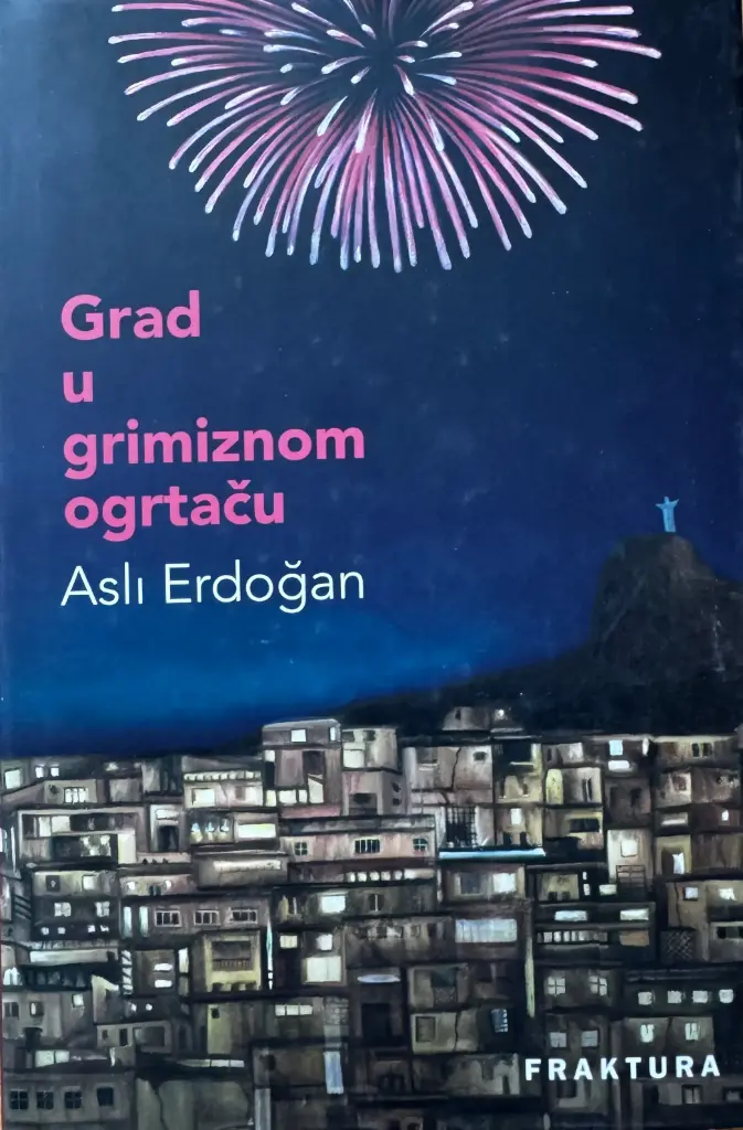 GRAD U GRIMIZNOM OGRTAČU