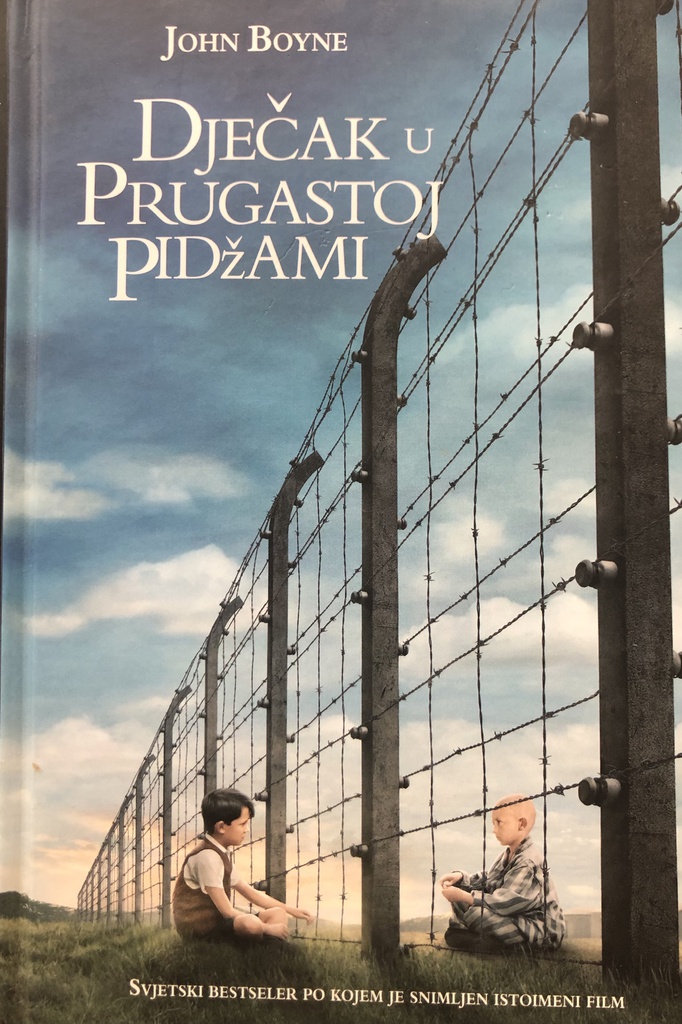 DJEČAK U PRUGASTOJ PIDŽAMI